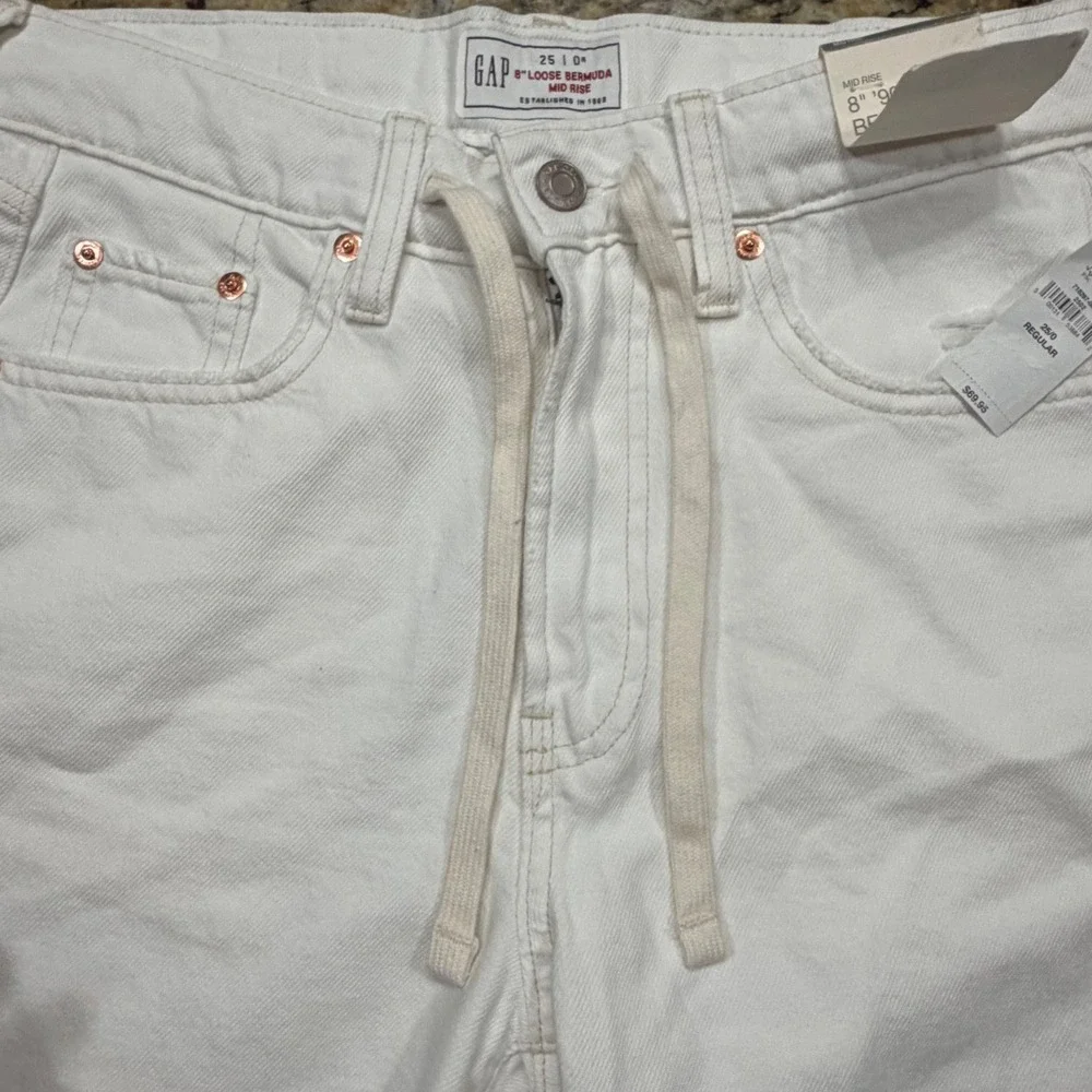 NEW Gap Womens 90s Loose Bermuda Shorts Mid Rise White Denim Raw Hem Size 0 ws